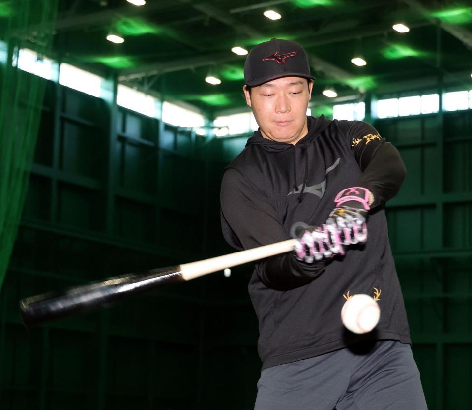 自主トレを公開し、トス打撃でバットを振り込む大山（撮影・山口登）