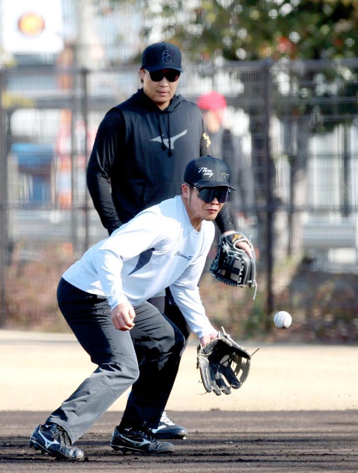 　ノックを受ける小野寺（後方は大山）