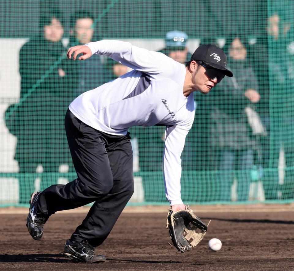 ノックを受ける小野寺（撮影・山口登）