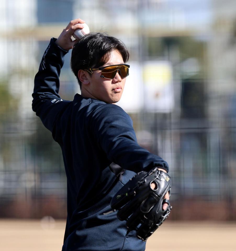 キャッチボールする門別（撮影・山口登）