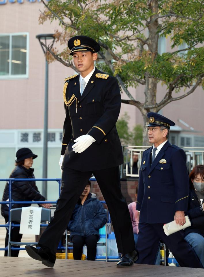 尼崎東警察署「一日警察署長」の委嘱式に登壇する早川（左）＝撮影・山口登