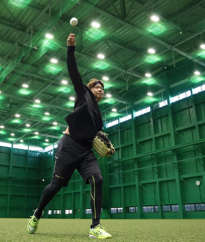 　自主トレを公開しキャッチボールする西勇（撮影・西田忠信）