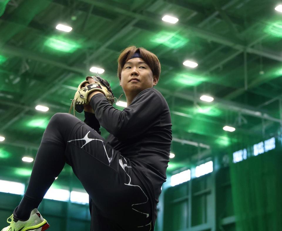 　自主トレを公開しキャッチボールする西勇（撮影・西田忠信）