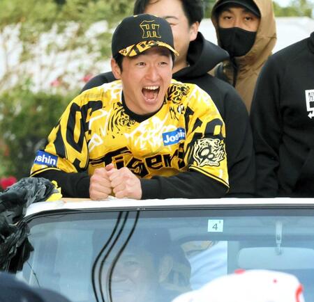 　パレードカーの上で笑顔を見せる近本