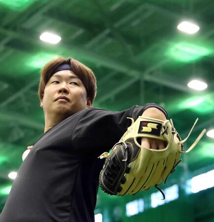 　室内でキャッチボールをする西勇（撮影・西田忠信）