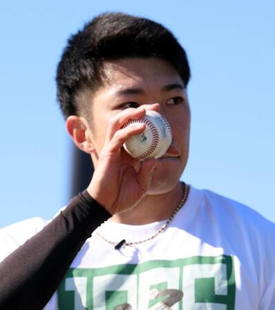 ＷＢＣ球でキャッチボールする石井（撮影・山口登）