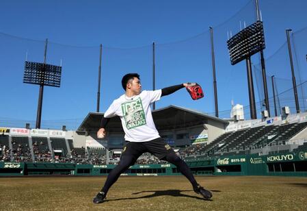自主トレを公開し、キャッチボールする石井（撮影・山口登）