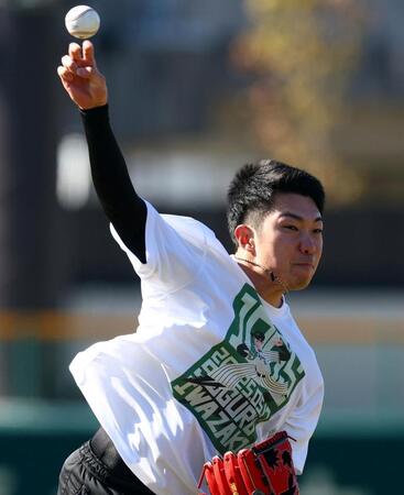 自主トレを公開し、キャッチボールする石井（撮影・山口登）