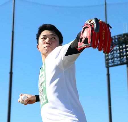 自主トレを公開し、キャッチボールする石井（撮影・山口登）