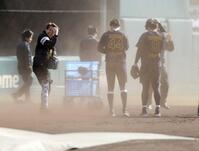 　強風に顔を背ける（左から）神宮、早瀬、立石