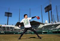 自主トレを公開し、キャッチボールする石井（撮影・山口登）