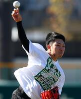 自主トレを公開し、キャッチボールする石井（撮影・山口登）