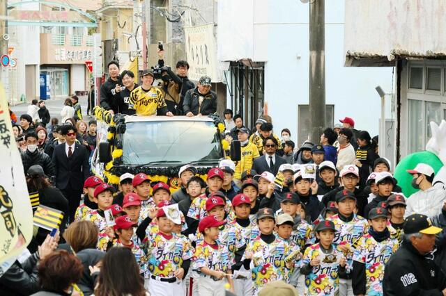 阪神・近本 沖永良部島で凱旋Ｖパレード