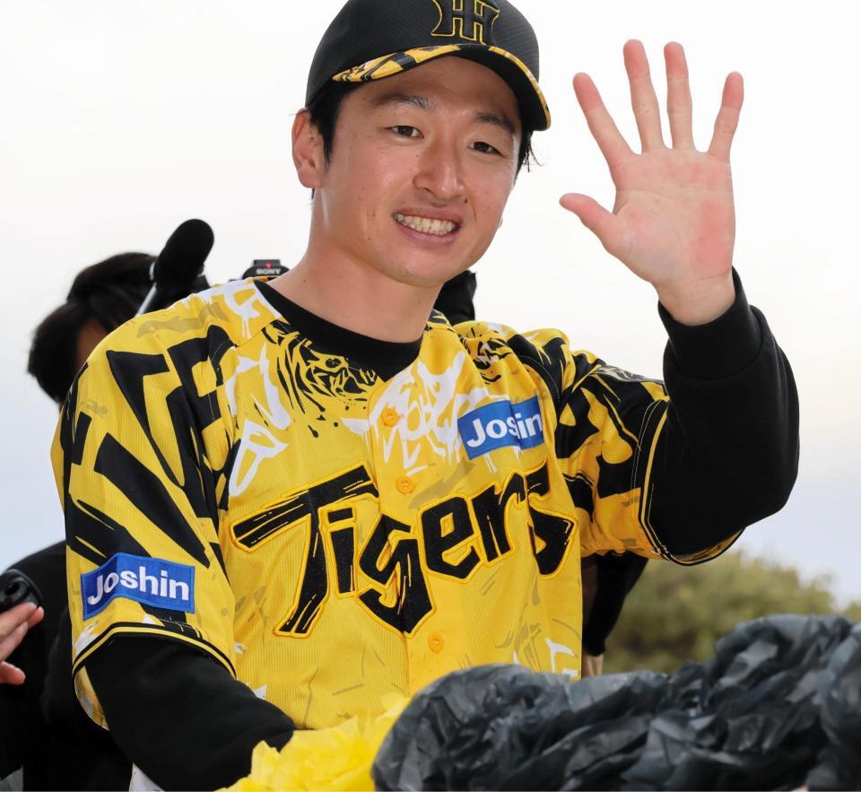 　パレードカーに装飾されたトラックの荷台に乗り「みじらしゃ通り商店街」を走る近本