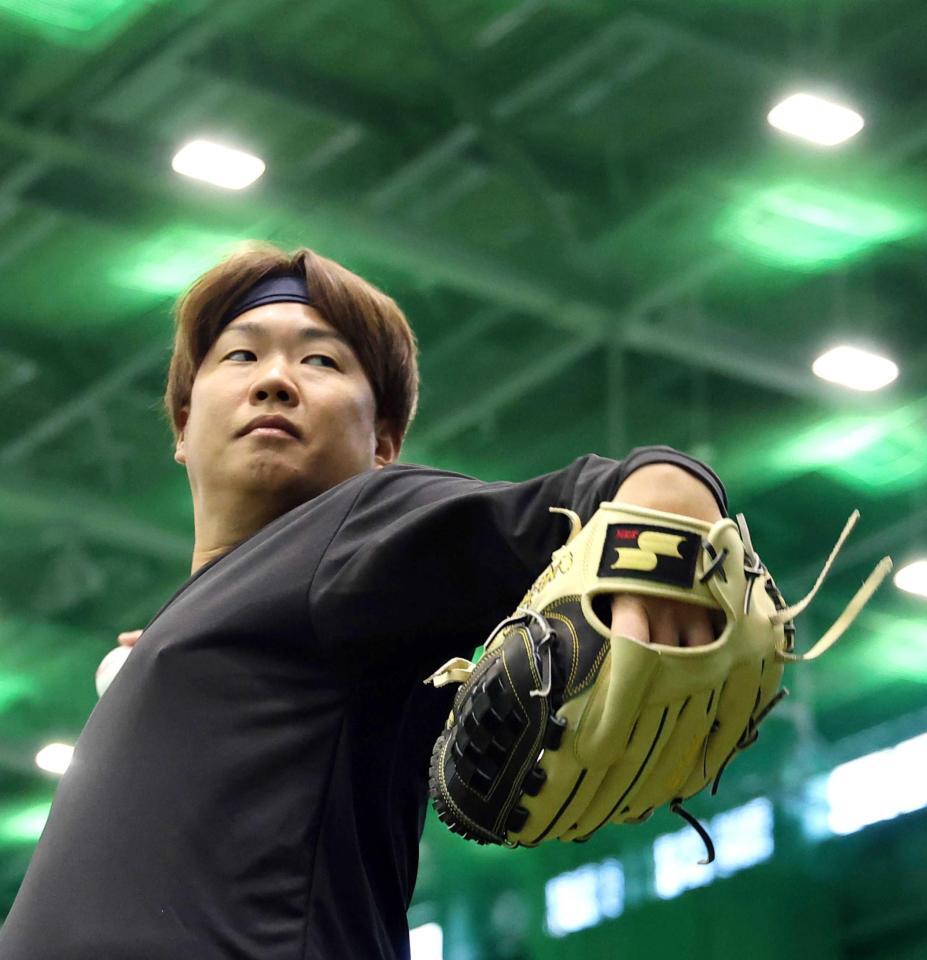 　室内でキャッチボールをする西勇（撮影・西田忠信）