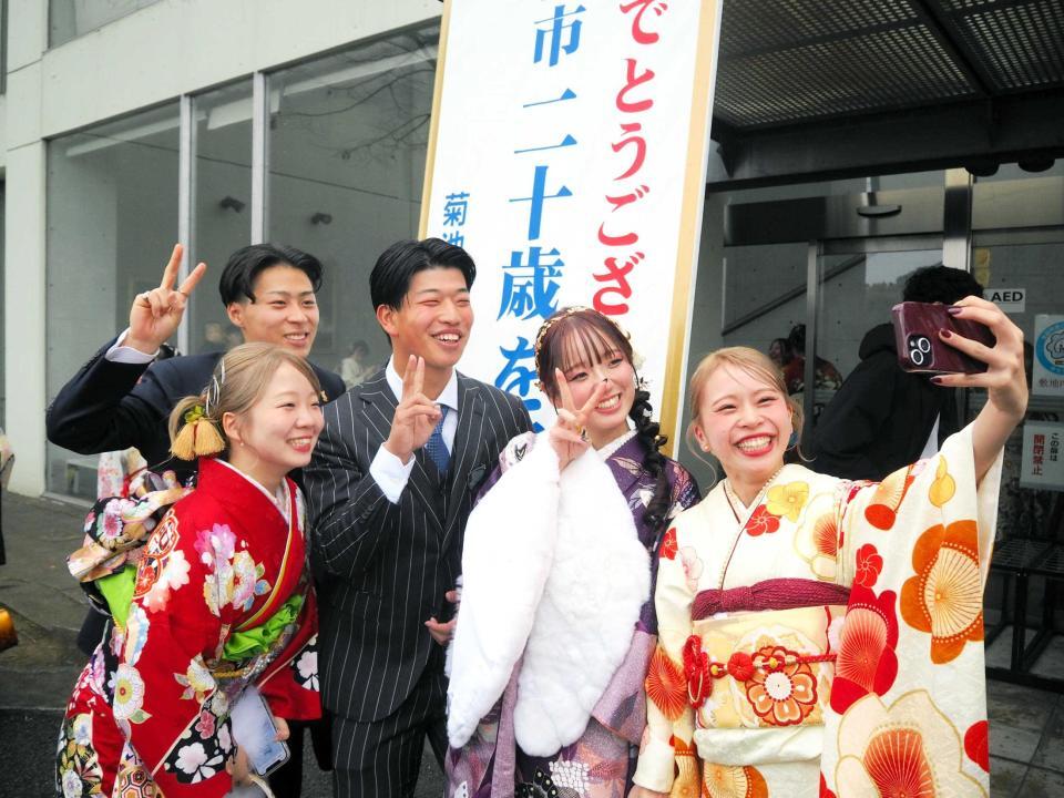 　同級生たちと記念撮影をする百崎（中央）＝撮影・藤丸紘生