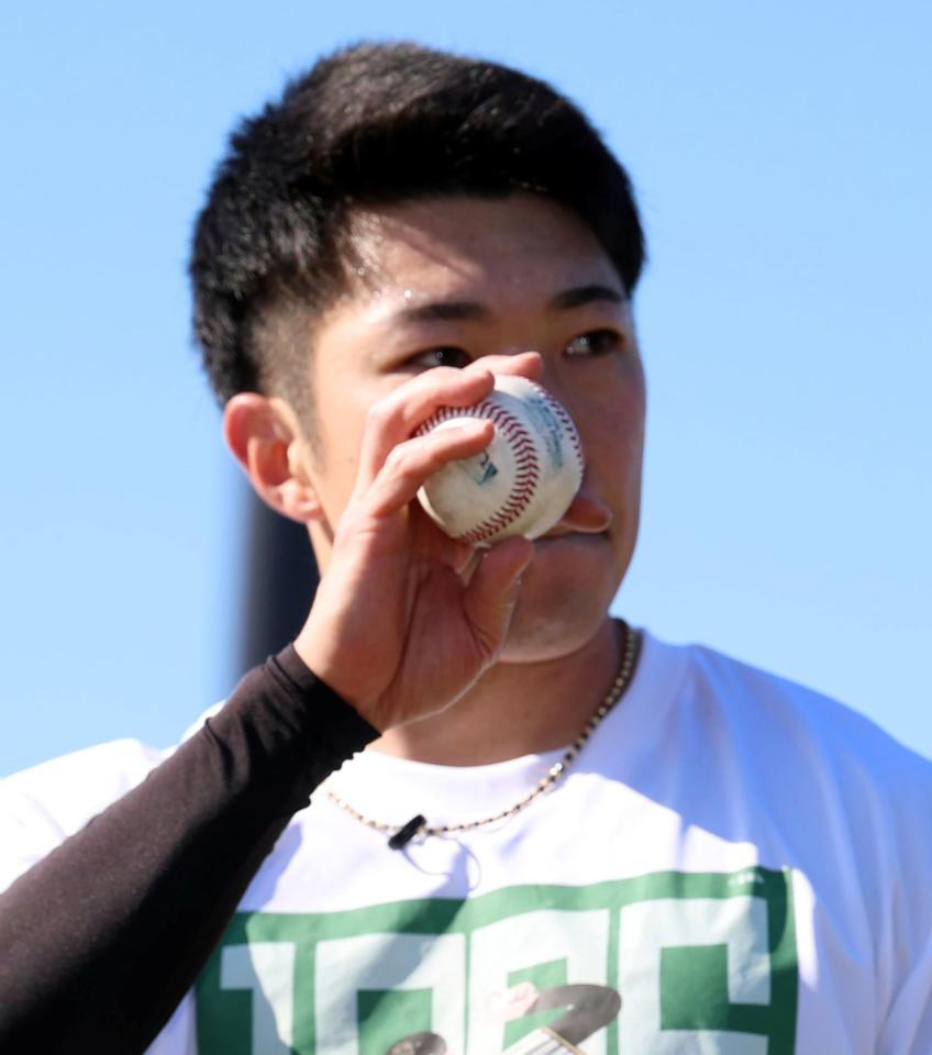 ＷＢＣ球でキャッチボールする石井（撮影・山口登）