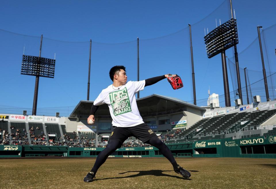 自主トレを公開し、キャッチボールする石井（撮影・山口登）