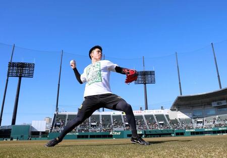 　ＷＢＣ球でキャッチボールする石井