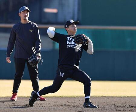 　自主トレでノックを受ける熊谷。左は矢野　