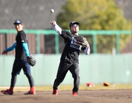 　若手とノックを受ける菊池。左は佐藤啓