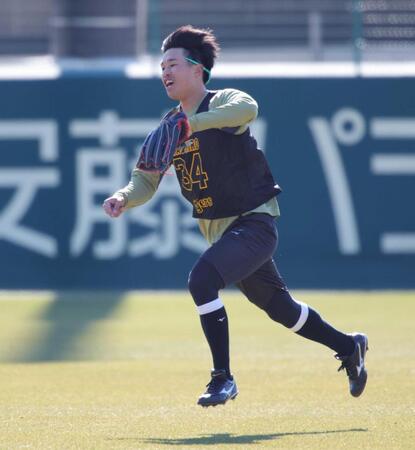 　外野ノックで軽快な動きを見せる岡城