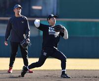 　自主トレでノックを受ける熊谷。左は矢野　