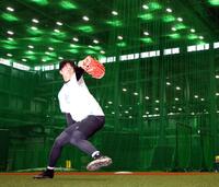 自主トレを公開し、キャッチボールする才木（撮影・山口登）