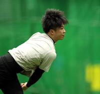 自主トレを公開し、キャッチボールする才木（撮影・山口登）