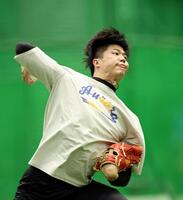 自主トレを公開し、キャッチボールする才木（撮影・山口登）