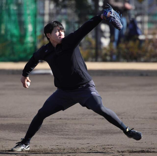 　キャッチボールをする工藤