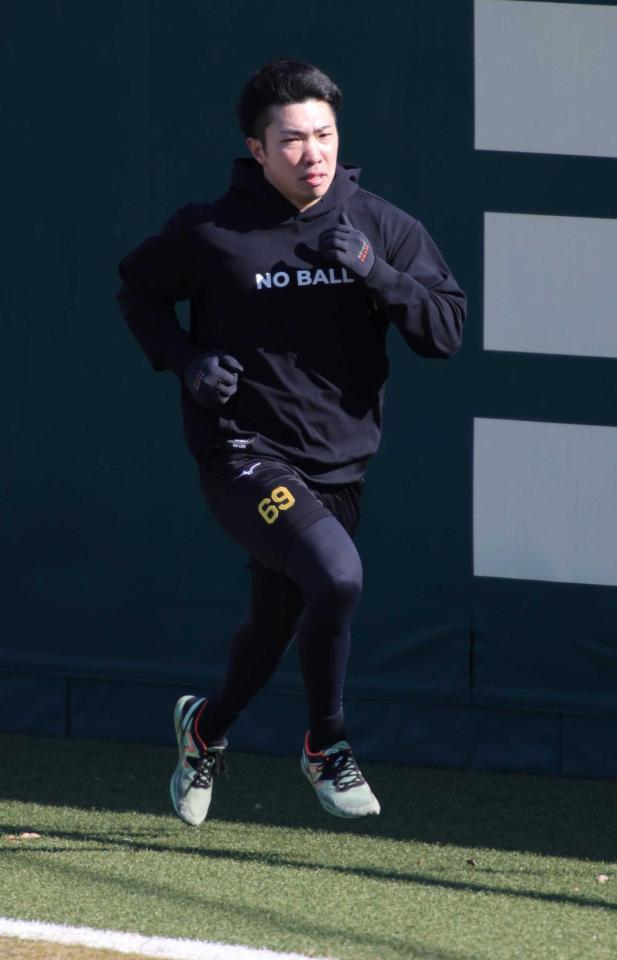 　外野でランニングをする石井（撮影・坂部計介）