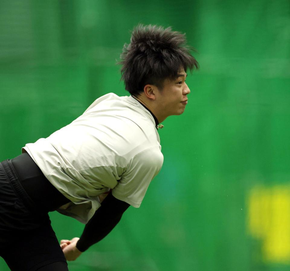 自主トレを公開し、キャッチボールする才木（撮影・山口登）