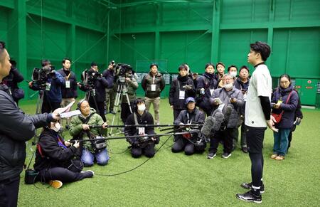 自主トレを公開し、取材に応じる才木（撮影・山口登）