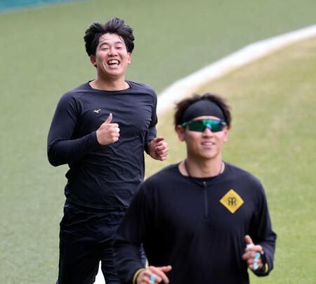 　笑顔でダッシュする畠（撮影・山口登）