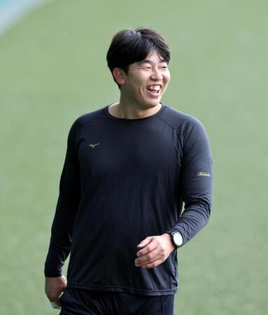 練習中、笑顔を見せる畠（撮影・山口登）