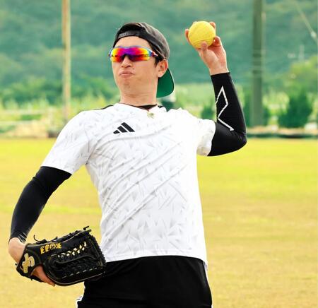 自主トレでキャッチボールをする近本＝沖永良部島