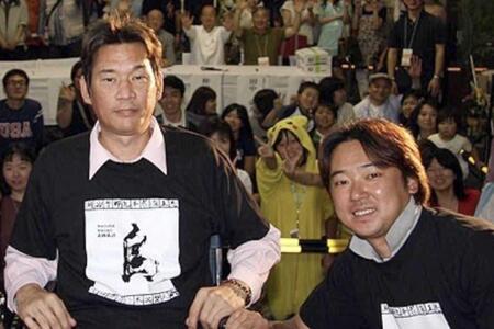 　０８年のイベントで写真に収まる仲田幸司さん（左）と安達智次郎さん（西神戸センター街提供）