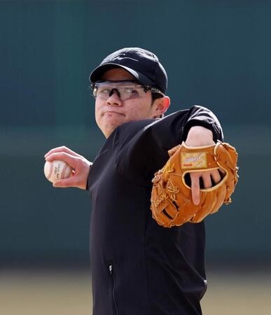 自主トレを公開し、キャッチボールする中野（撮影・山口登）