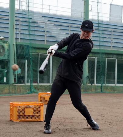 自主トレを公開し、トス打撃でバットを振り込む中野（撮影・山口登）