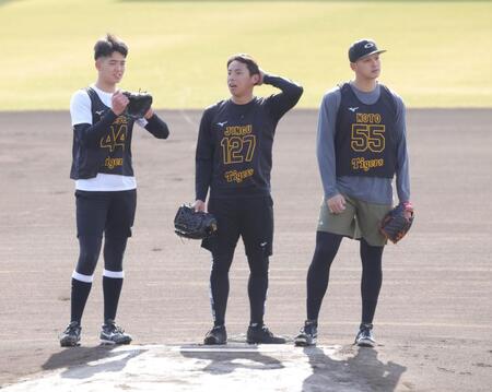 ＳＧＬのマウンドの感触を確かめる（左から）早瀬、神宮、能登（撮影・坂部計介）