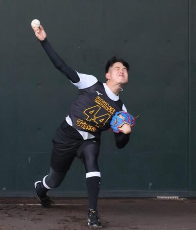 ブルペンで投球練習する早瀬（代表撮影）
