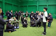 自主トレを公開し、取材に応じる才木（撮影・山口登）