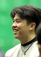 　自主トレを公開し、取材に応じる才木（撮影・山口登）