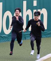 ダッシュする畠（左）と早川（撮影・山口登）