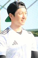 自主トレで打撃練習をする近本＝沖永良部島