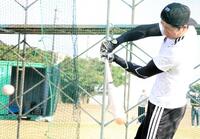 自主トレで打撃練習をする近本＝沖永良部島