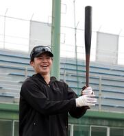 自主トレを公開し、笑顔を見せ練習する中野（撮影・山口登）