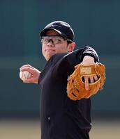 自主トレを公開し、キャッチボールする中野（撮影・山口登）