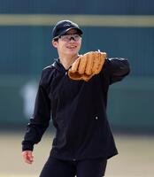 自主トレを公開し、キャッチボールする中野（撮影・山口登）